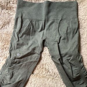Lululemon Green Cropped/Ruched Leggings Size 6